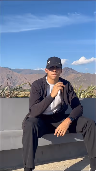 Reel — atleta mostrando camiseta deportiva