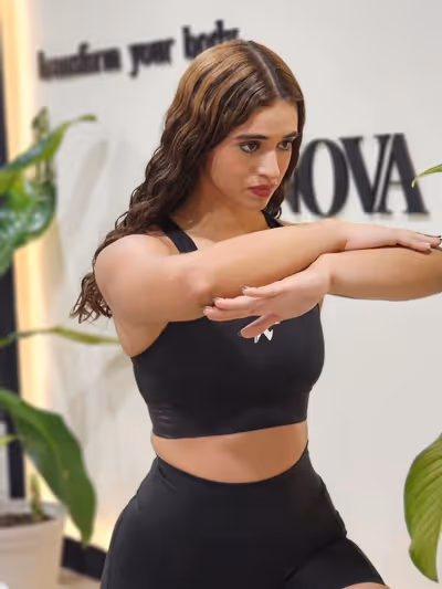 Reel — atleta con top deportivo negro